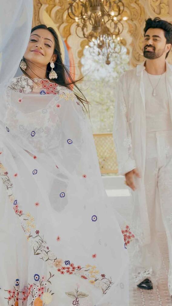 'मॉडल पापड़ बेल रहे हैं, ये माला बेचकर फेमस हो गई'