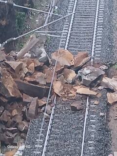 कोकणात दरडी कोसळल्या, रेल्वे ट्रॅकवरच मोठमोठे दगड; जनशताब्दीसह अनेक रेल्वेगाड्या अडकल्या