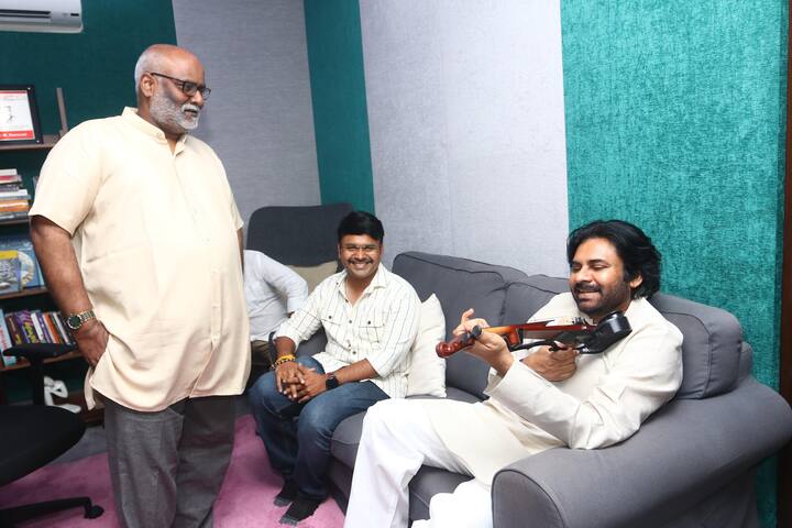 కీరవాణి గారి దగ్గర ఉన్న వయొలిన్లు చూసి వాటి గురించి మాట్లాడుకుంటున్నప్పుడు నేను వయొలిన్ నేర్చుకోవడం, జంట స్వరాల వరకూ నేర్చుకుని వదిలేయడం గుర్తు చేసుకున్నాన్నారు పవన్.  తనకు అమితంగా నచ్చిన 32 కథలను ఒక సంకలనంలా చేసుకుని వాటిని తనకు బహూకరించడం ఎంతో ఆనందాన్నిచ్చిందన్నారు