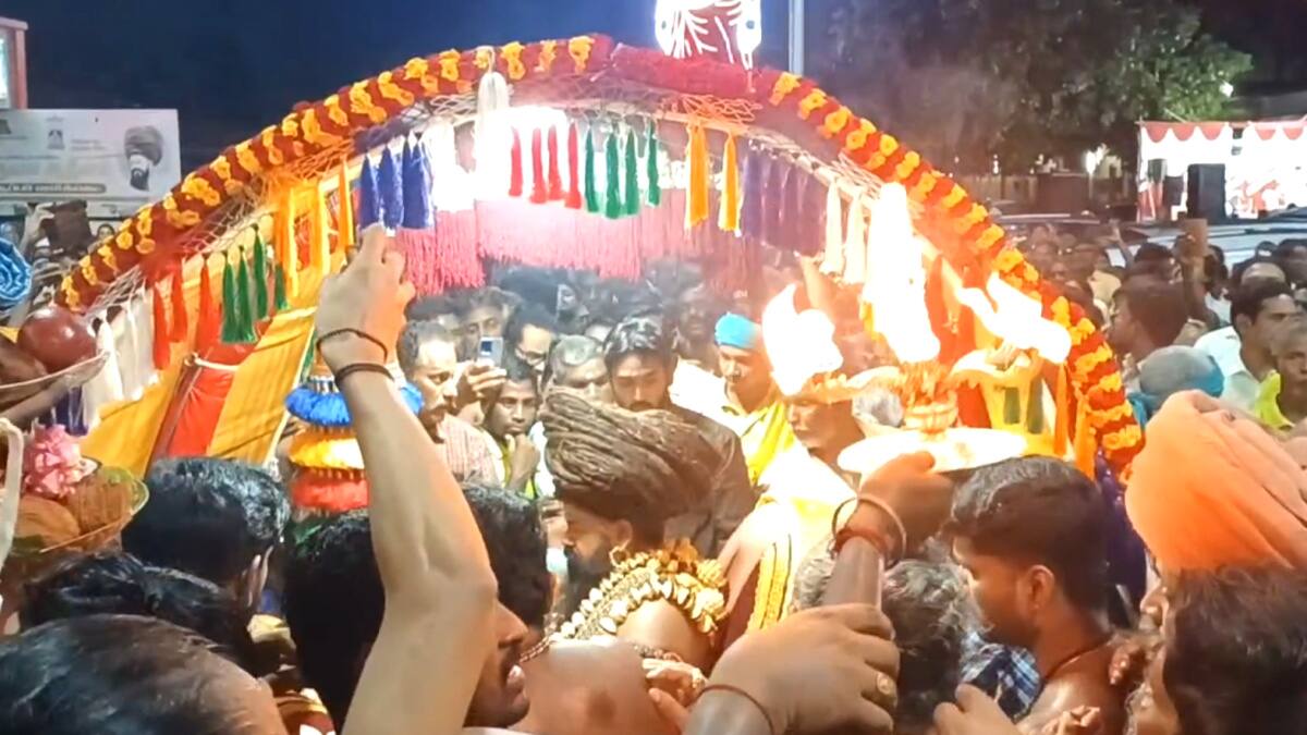 திரு ஆபாரணங்கள் அணிந்துகொண்டு, திருக்கூட்ட அடியவர்கள் புடைசூழ சிவிகை பல்லக்கில் எழுந்தருளிய தருமபுரம் ஆதீனம்....!