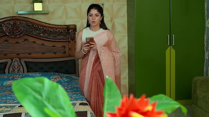 బెడ్‌పై కావ్య ఫొటో బదులు స్వప్న ఫొటో ఎలా వచ్చిందా అని ఆలోచిస్తుంటుంది రుద్రాణి. ఇంతలో యామిని కాల్ చేసి ఏం జరిగిందని అడిగితే.. అసలు విషయం చెబుతుంది రుద్రాణి.