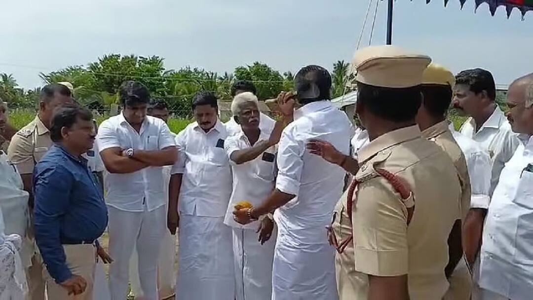 அரிவாளை ஓங்கி மிரட்டும் திமுக முன்னாள் எம்எல்ஏ: பின்னணி என்ன? Dmk Former MLA threatens contractor in Pudukkottai tnn அரிவாளை ஓங்கி மிரட்டும் திமுக முன்னாள் எம்எல்ஏ: பின்னணி என்ன?