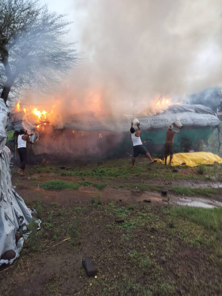 शेतकऱ्याच्या शेताली या आग दुर्घटनेचे फोटो समाजमाध्यमातून समोर आले असून आग विझवतानाची धडपड पाहून अनेकांनी दु:ख व्यक्त केलं. तसेच, प्रशासनाने शेतकऱ्याला मदत करावी, अशी मागणीही जोर धरत आहे