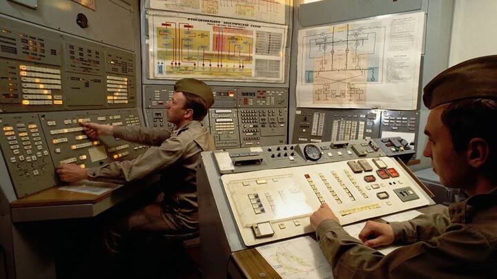 इसे ही रूस का डेड हैंड कहा जाता है. दरअसल शीत युद्ध के वक्त सोवियत संघ ने एक ऐसी घातक परमाणु हथियार प्रणाली विकसित की थी जो कि विश्व को खत्म कर सकती थी.