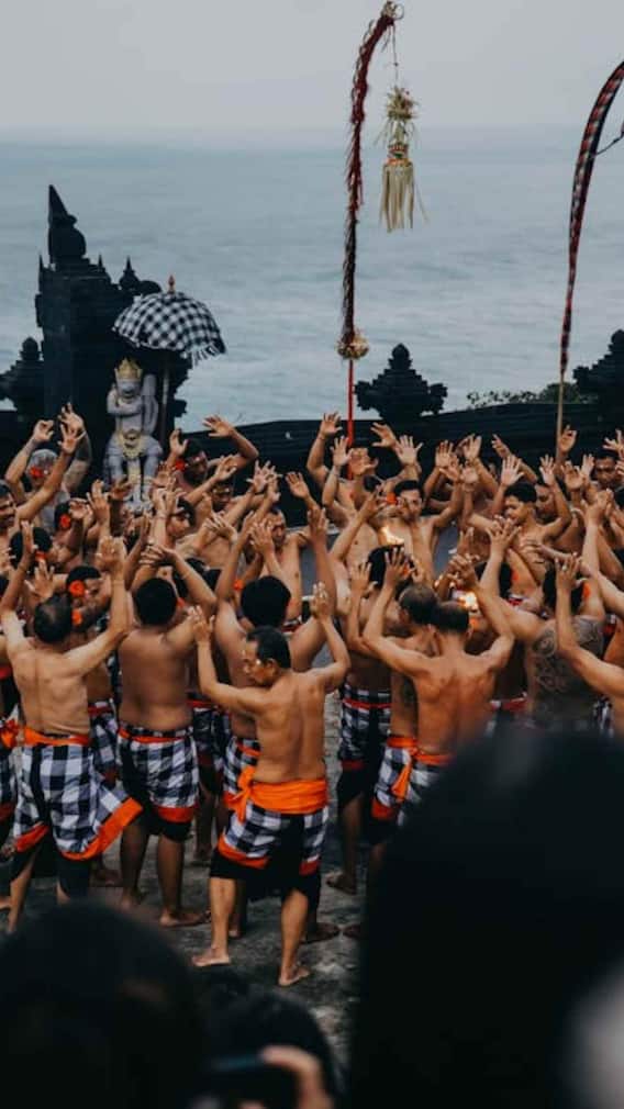 यहां लाशों को कब्र से बाहर निकालकर नाचते हैं लोग