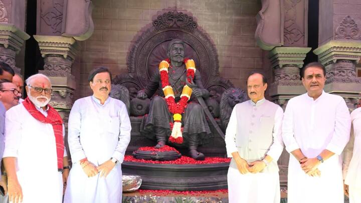 छगन भुजबळ यांनी बेधडकपणे राष्ट्रावादी काँग्रेसचे नेतृत्त्व करणाऱ्या अजित पवार, सुनील तटकरे आणि प्रफुल पटेल यांना सुनावायला मागेपुढे पाहिले नव्हते. राष्ट्रवादीच्या नेतृत्त्वानेही छगन भुजबळ इतकी थेटपणे टीका करत असताना सबुरी आणि नरमाईचे धोरण अवलंबिले होते.