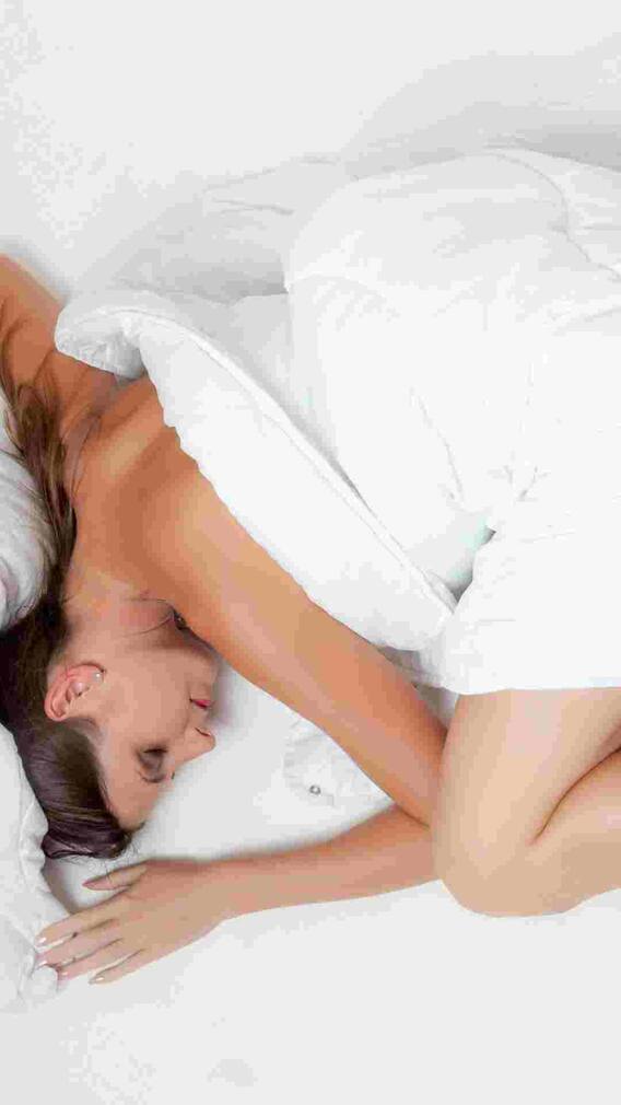 बिना कपड़ों के सोने के ये हैं फायदे