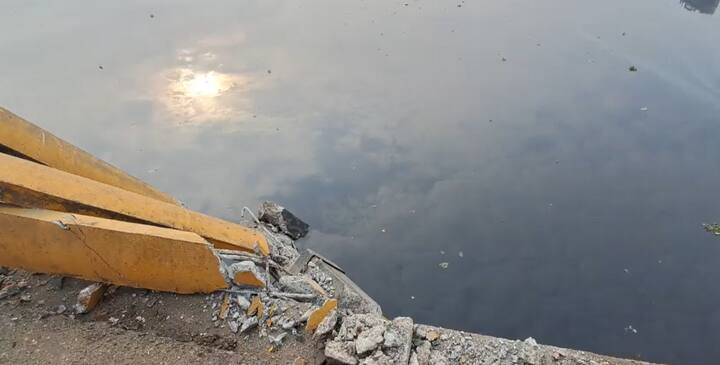 हा अपघात एवढा भीषण होता की, रिक्षाचा अक्षरशः चक्काचूर झाला आहे.