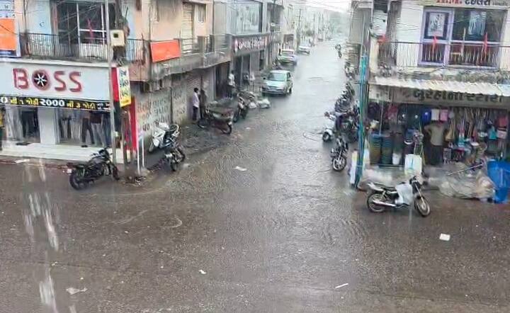 ધોધમાર વરસાદને પગલે શહેરના રાજમાર્ગો પર વરસાદી પાણી ફરી વળ્યા હતા.  શહેરમાં કમોસમી વરસાદ શરૂ થતાં વાતાવરણમાં ઠંડક પ્રસરી ગઈ  હતી.