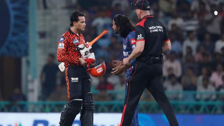सनरायझर्स हैदराबादचा अष्टपैलू खेळाडू अभिषेक शर्मालाही आयपीएलच्या आचारसंहितेचे उल्लंघन केल्याबद्दल त्याच्या सामना शुल्काच्या 25 टक्के दंड ठोठावण्यात आला आहे. या हंगामात अभिषेकचा कलम 2.6 अंतर्गत हा पहिलाच लेव्हल 1 गुन्हा होता आणि त्यामुळे त्याला एक डिमेरिट पॉइंट मिळाला आहे. लेव्हल 1 च्या आचारसंहितेचे उल्लंघन झाल्यास, मॅच रेफ्रीचा निर्णय अंतिम आणि बंधनकारक असतो.