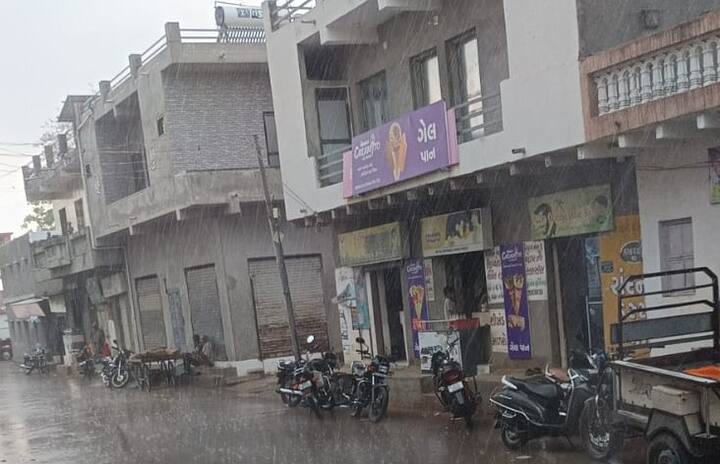 રાજકોટ: હવામાન વિભાગની આગાહી વચ્ચે રાજકોટ જિલ્લાના વાતાવરણમાં પલટો આવ્યો છે. ગોંડલ તાલુકા બાદ હવે જામકંડોરણા પંથકમાં પણ ધોધમાર વરસાદ વરસ્યો છે. જામકંડોરણા અને જેતપુર તાલુકામાં ભારે પવન સાથે વરસાદ વરસ્યો છે.