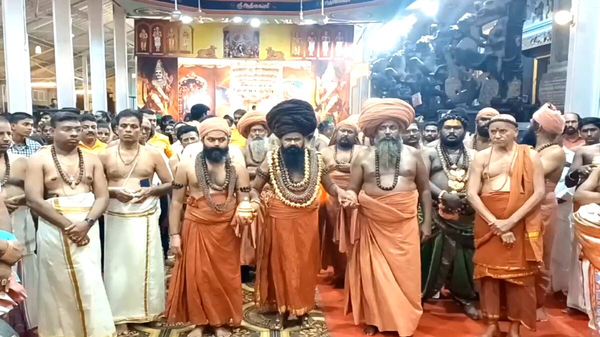 திரு ஆபாரணங்கள் அணிந்துகொண்டு, திருக்கூட்ட அடியவர்கள் புடைசூழ சிவிகை பல்லக்கில் எழுந்தருளிய தருமபுரம் ஆதீனம்....!