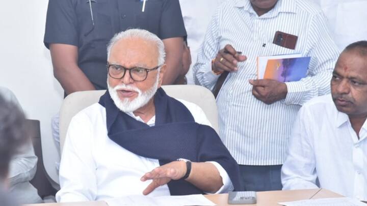 महायुती सरकारच्या स्थापनेवेळी राज्य मंत्रिमंडळात छगन भुजबळ (Chhagan Bhujbal) यांचा समावेश करण्यात आला नव्हता. त्यावेळी छगन भुजबळ प्रचंड नाराज झाले होते. तेव्हापासून छगन भुजबळ राष्ट्रवादी काँग्रेसच्या (NCP) नेतृत्त्वापासून आणि पक्षीय घडामोडींपासून काहीसे अंतर आणि अबोला राखून होते.