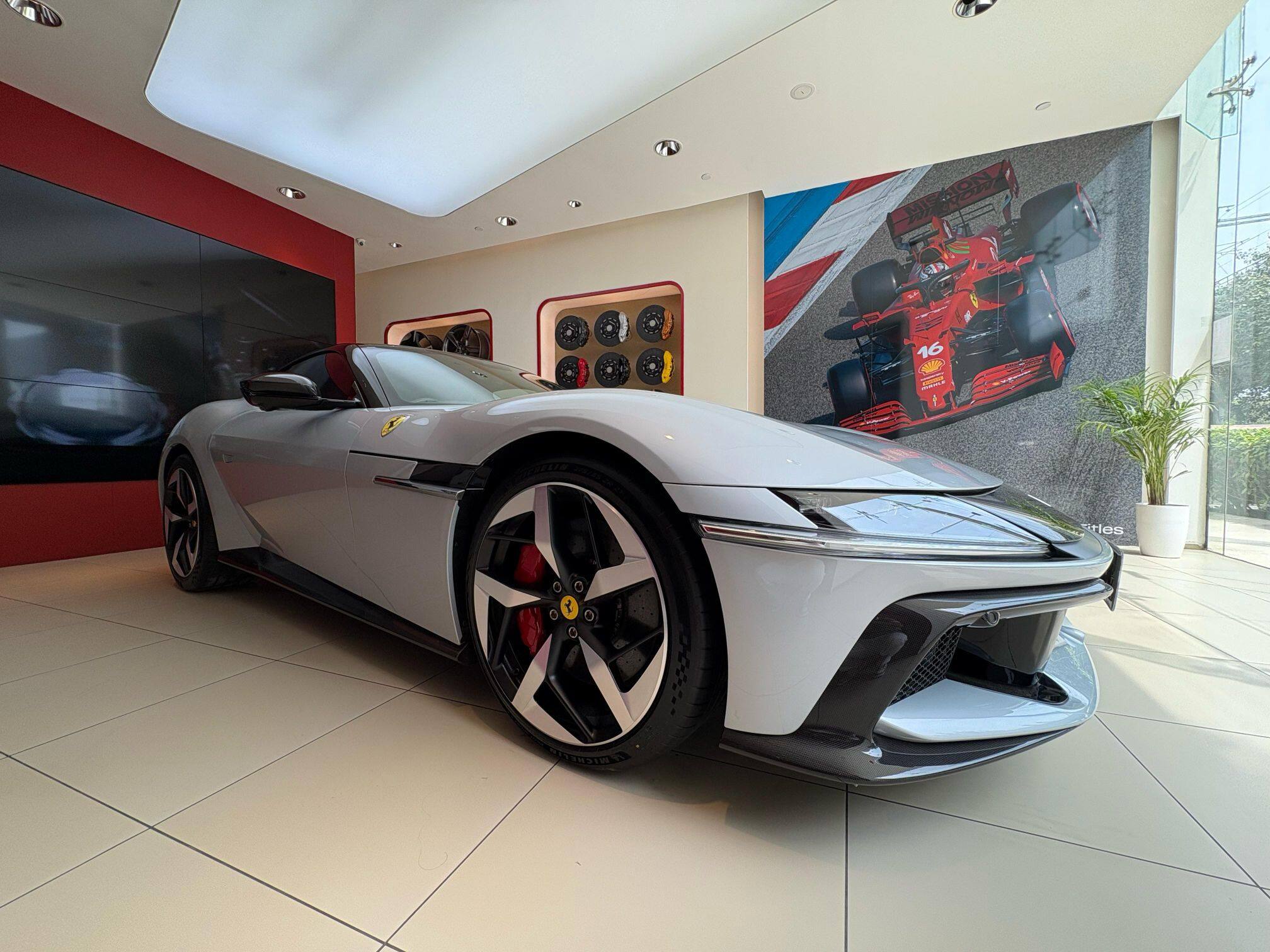 Ferrari Cilindri : పవర్‌ఫుల్ ఫెరారీ వచ్చేసింది.. సిలిండ్రీ బుకింగ్స్ ప్రారంభం.. రయ్.. రయ్..