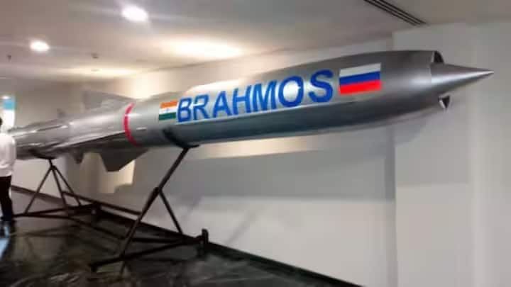 બ્રહ્મોસ મિસાઇલની મારક ક્ષમતા 290-450 કિલોમીટર છે. તેમાં 200 થી 300 કિલોગ્રામ વિસ્ફોટકો હોય છે જે મોટા લશ્કરી ઠેકાણાઓને નષ્ટ કરી શકે છે.