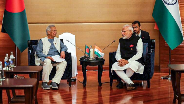 भारत ने चलाया डंडा तो घुटनों पर आया बांग्लादेश, इंपोर्ट पर बैन के बाद गिड़गिड़ाने लगे मोहम्मद यूनुस