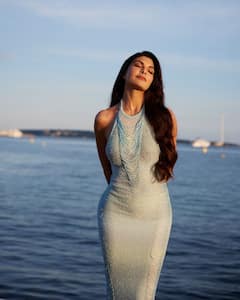 Jacqueline Fernandez: कान्स मधून जॅकलीनने शेअर केला नवा लूक; बॉडीकॉन ड्रेसमध्ये दिसतेय हॉट!