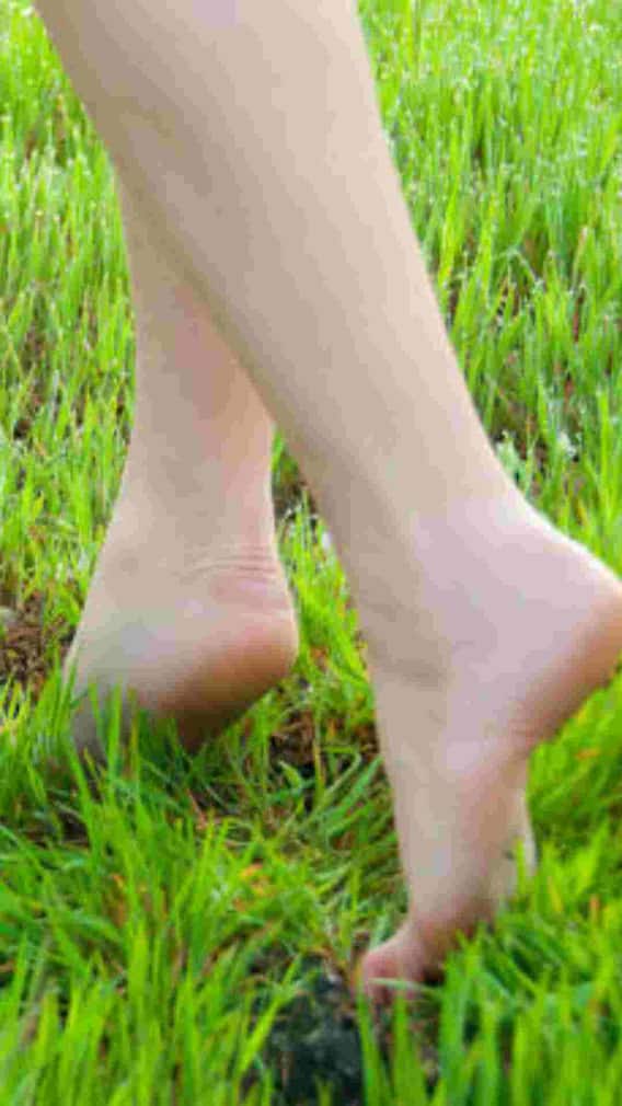 घास में नंगे पैर चलने के ये हैं गजब फायदे