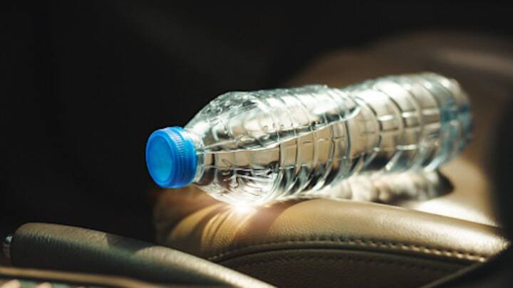 इतना ही नहीं धूप में खड़ी कर में पानी की रखी बोतल से आग भी लगा सकती है. आप सोच रहे होंगे भला ऐसा कैसे हो सकता है. तो आपको बता दें जब तापमान बहुत ज्यादा होता है और धूप कार के अंदर आती है. तो गाड़ी की बोतल एक लेंस की तरह काम करती है.