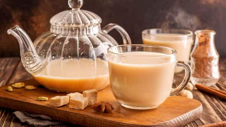 चाय दुनिया में सबसे ज्यादा पी जाने वाली ड्रिंक्स में से एक है. ऐसे में रिपोर्ट्स के अनुसार, दुनियाभर के लोग एक दिन में करीब 3 अरब कप चाय पी जाते हैं. इसका मतलब है कि दुनियाभर के लोग एक दिन में करीब 300 करोड़ चाय पी जाते हैं, जिसमें ग्रीन टी, लेमन टी, अदरक वाली चाय और कई तरह की चाय शामिल हैं.