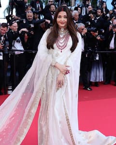 ऐश्वर्या राय का व्हाइट बनारसी साड़ी में दिखा कान्स में शाही लुक, मांग में सिंदूर किया फ्लॉन्ट, देखें तस्वीरें
