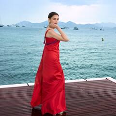 लाल साड़ी और माथे पर बिंदी लगा कान्स पहुंचीं अदिति राव हैदरी, शादी के बाद पहली बार दिखा मांग में सिंदूर