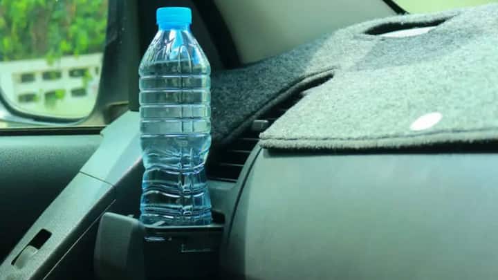 लेकिन क्या आपको पता है गाड़ी में पानी बोतल रखना आपके लिए काफी खतरनाक हो सकता है. क्यों पानी की बोतल गाड़ी में रखना होता है खतरनाक. क्या है इसके पीछे की वजह. चलिए आपको बताते हैं पूरी जानकारी.