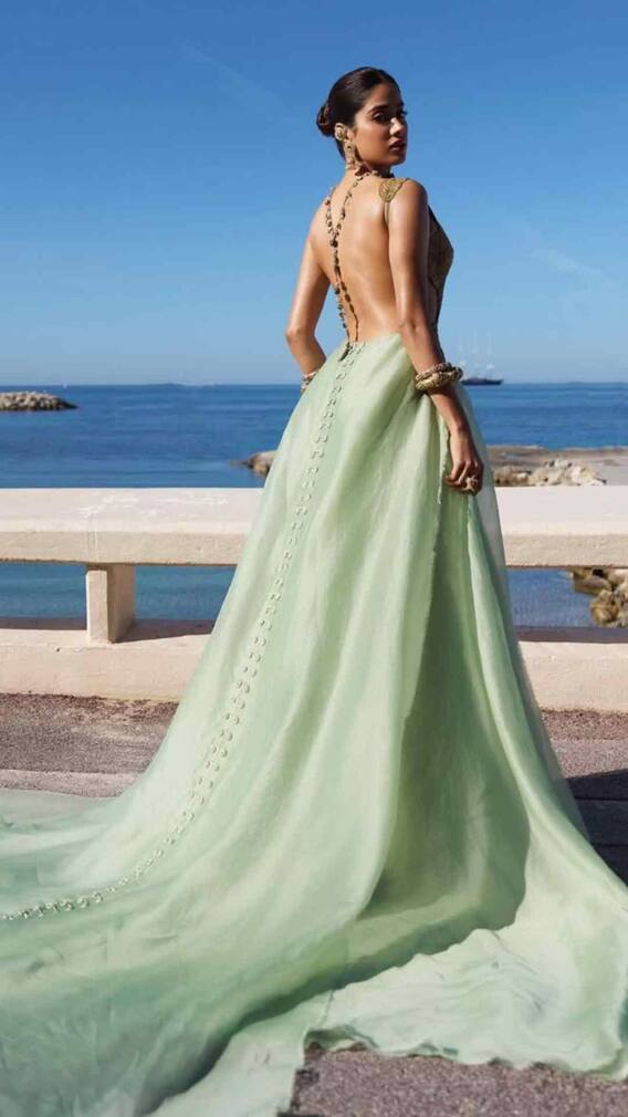 कान्स में बैकलेस गाउन पहन अप्सरा बनीं जाह्नवी कपूर