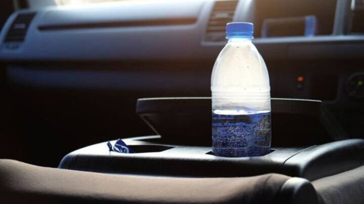 क्योंकि प्लास्टिक बोतल ट्रांसपेरेंट होती है. उसे पर पड़ने वाली सूरज की रोशनी एक जगह फोकस करके गर्मी पैदा करती है जिससे आग लग सकती है. अगर गाड़ी में कुछ और ज्वलनशील सामग्री होती है. तो गाड़ी तुरंत जल भी सकती है.