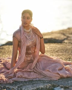 Janhvi Kapoor: సంద్రం ఒడ్డున జాన్వీ కపూర్ మెరిసే సొబగులు - అందాల తార నేలకు దిగి వచ్చేసిందిగా..