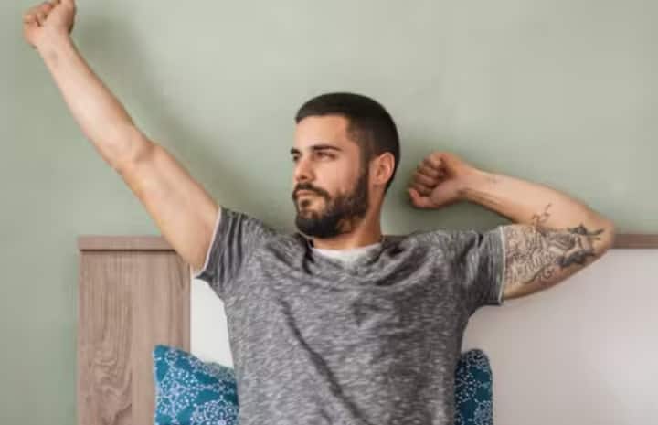 ਸਵੇਰੇ ਜਲਦੀ ਉੱਠਣ ਦੀ ਆਦਤ ਪਾਓ: ਜਿਹੜੇ ਲੋਕ ਸਵੇਰੇ ਸੂਰਜ ਦੀ ਰੌਸ਼ਨੀ ਆਉਂਦਿਆਂ ਹੀ ਉੱਠਦੇ ਹਨ, ਉਹ ਹਮੇਸ਼ਾ ਸਿਹਤਮੰਦ ਰਹਿੰਦੇ ਹਨ। ਜਲਦੀ ਉੱਠਣ ਨਾਲ ਸਰੀਰ ਵਿੱਚ ਊਰਜਾ ਬਣੀ ਰਹਿੰਦੀ ਹੈ, ਮਨ ਤਾਜ਼ਾ ਰਹਿੰਦਾ ਹੈ ਅਤੇ ਪਾਚਨ ਕਿਰਿਆ ਵੀ ਸੁਧਰਦੀ ਹੈ। ਸੂਰਜ ਦੀ ਪਹਿਲੀ ਕਿਰਨ ਤੁਹਾਡੇ ਸਰੀਰ ਵਿੱਚ ਵਿਟਾਮਿਨ ਡੀ ਦਾ ਸਰੋਤ ਬਣ ਜਾਂਦੀ ਹੈ, ਜੋ ਕਿ ਹੱਡੀਆਂ ਲਈ ਜ਼ਰੂਰੀ ਹੈ।