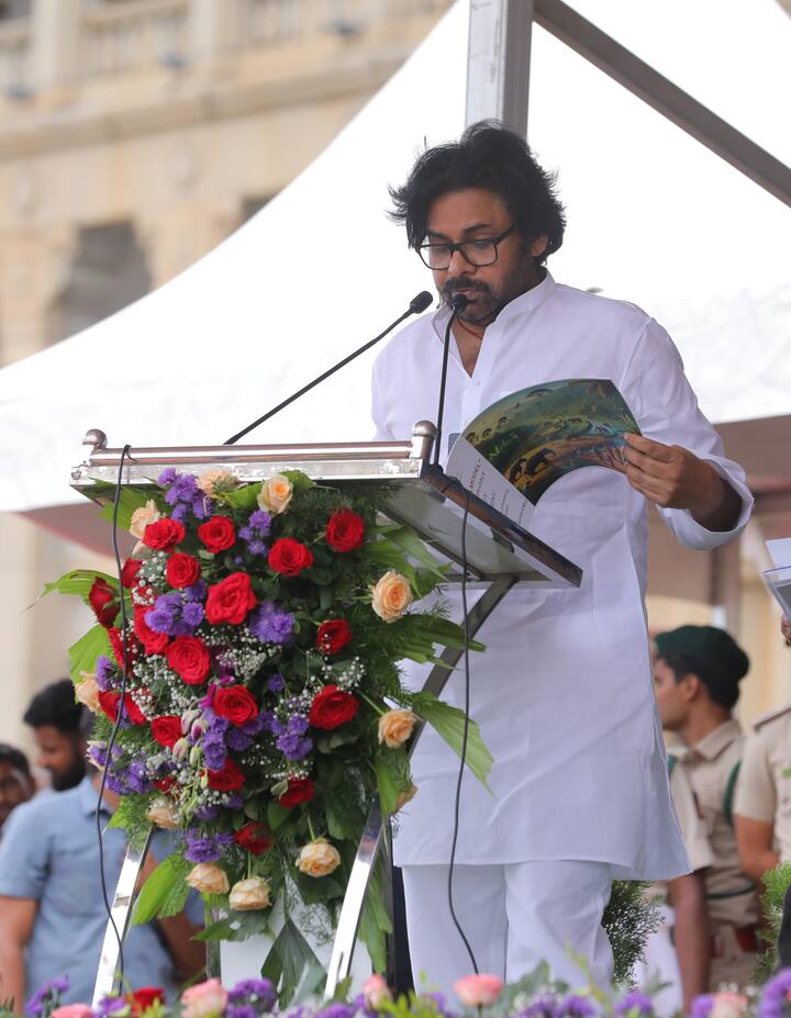 కుంకీ ఏనుగుల అప్పగింతకు సంబంధించిన ఒప్పంద పత్రాలను, లైసెన్స్‌లు, వాటి సంరక్షణకు సంబంధించిన విధివిధానాల పత్రాలు పవన్‌కి అందజేశారు.