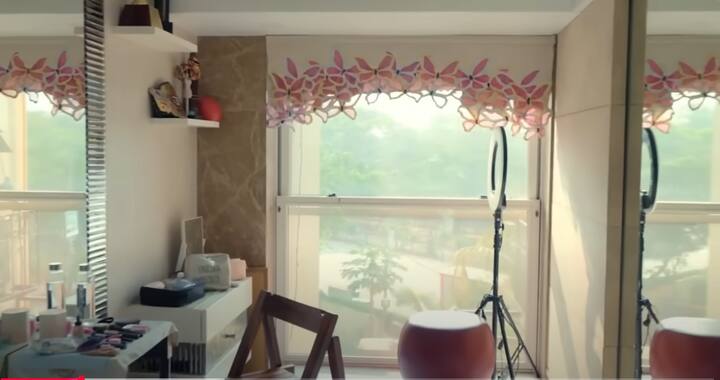 The dressing room of the actress also looks very cute. Within which floral cointe is installed. Where the actress also takes her videos, photos. It has a chair of pure Wooden inside it and has a small table with it. Along with this, there is also a stylish mirror.