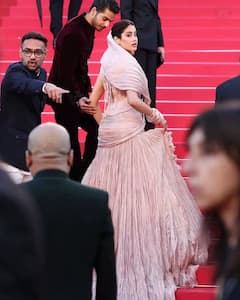 Cannes 2025: जान्हवी कपूरचा कान्स 2025 मध्ये दणक्यात डेब्यू, आई श्रीदेवींचा लूक रिक्रिएट करत गाजवलं रेड कार्पेट