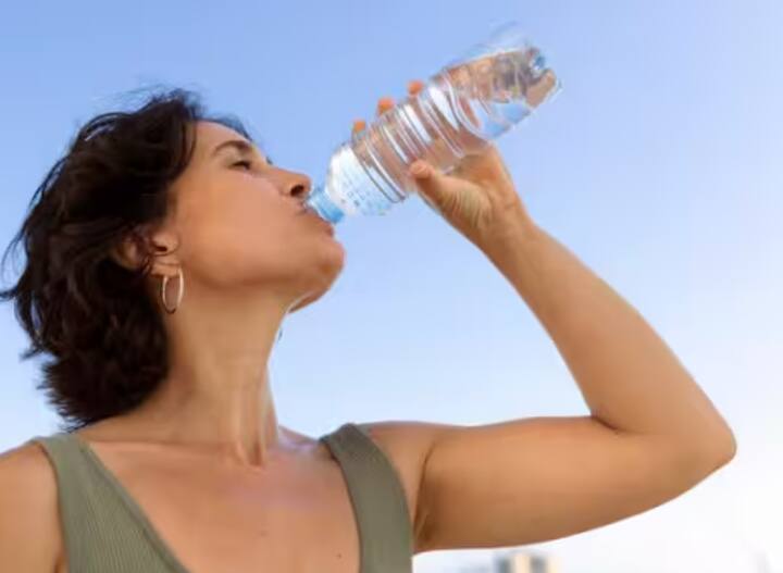 ਆਪਣੇ ਦਿਨ ਦੀ ਸ਼ੁਰੂਆਤ ਕੋਸੇ ਪਾਣੀ ਨਾਲ ਕਰੋ: ਖਾਲੀ ਪੇਟ ਕੋਸੇ ਪਾਣੀ ਪੀਣ ਨਾਲ ਸਰੀਰ ਡੀਟੌਕਸੀਫਾਈ ਹੁੰਦਾ ਹੈ, ਪਾਚਨ ਕਿਰਿਆ ਵਿੱਚ ਸੁਧਾਰ ਹੁੰਦਾ ਹੈ ਅਤੇ ਚਮੜੀ ਵੀ ਬਿਹਤਰ ਹੁੰਦੀ ਹੈ। ਇਸ ਵਿੱਚ ਨਿੰਬੂ ਜਾਂ ਸ਼ਹਿਦ ਮਿਲਾਉਣ ਨਾਲ ਹੋਰ ਵੀ ਵੱਧ ਫਾਇਦੇ ਹੁੰਦੇ ਹਨ। ਇਹ ਆਦਤ ਭਾਰ ਘਟਾਉਣ ਵਿੱਚ ਵੀ ਮਦਦ ਕਰਦੀ ਹੈ।