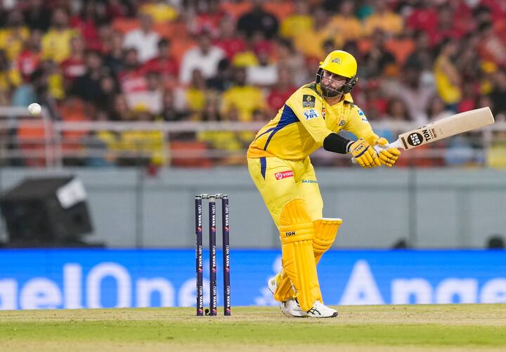 चेन्नई सुपर किंग्स का इस सीजन में बहुत खराब प्रदर्शन रहा है. चेन्नई ने अब तक 13 मैचों में से सिर्फ 3 मैच जीते हैं. इस साल खराब प्रदर्शन के बाद अब चेन्नई अगले सीजन से पहले रचिन रवींद्र और डेवोन कॉन्वे सहित 6 बड़े खिलाड़ियों को रिलीज कर सकती है.