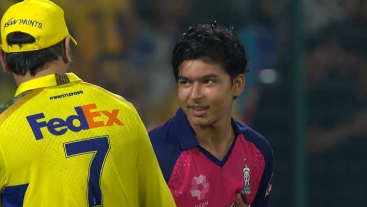 vaibhav suryavanshi touches ms dhoni feet after rajasthan royals beat chennai super kings by six wickets वैभव सूर्यवंशी ने मैच के बाद एमएस धोनी के छुए पैर और फिर..., वीडियो हुआ वायरल