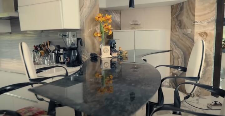 Talk about Tamanna's kitchen, his kitchen is absolutely modern and in a new look. Which has marble counters and big back chairs. It is giving small and a cool look from inside.