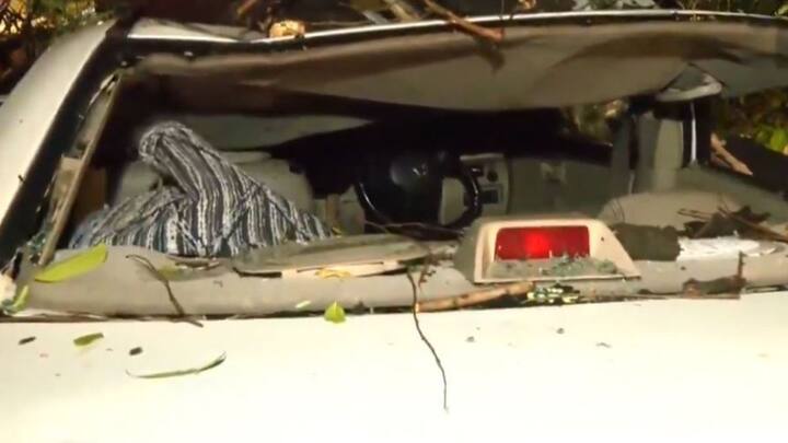 राजधानी में तेज बारिश के साथ ही कई जगह ओले भी पड़े. इसके चलते दिल्ली की लाइफलाइन कही जाने वाली मेट्रो की सर्विस पर भी असर पड़ा है.