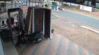 வேகமாக வந்த ஆட்டோ... குறுக்கே ஓடிய குழந்தை..கடவுளாக மாறிய டிரைவரின் செயல் 