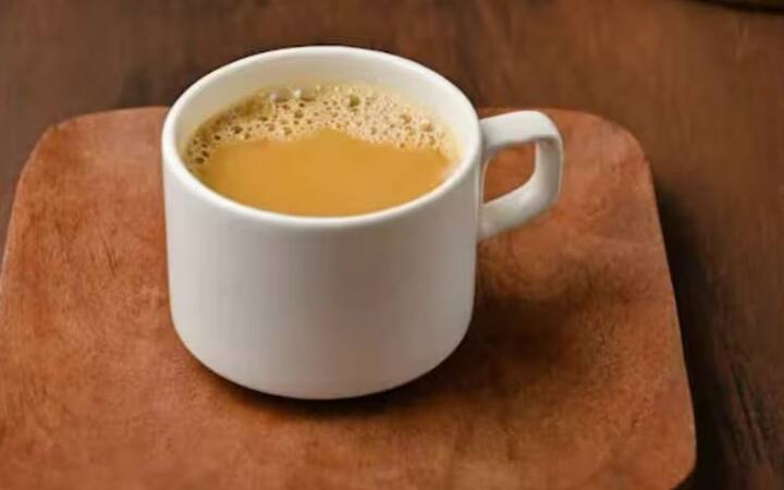 ਚਾਹ ਨੂੰ ਇੱਕ ਅਜਿਹਾ ਪੀਣ ਵਾਲਾ ਪਦਾਰਥ ਮੰਨਿਆ ਜਾਂਦਾ ਹੈ ਜੋ ਲੋਕਾਂ ਨੂੰ ਜੋੜਦਾ ਹੈ। ਦੁਨੀਆ ਭਰ ਵਿੱਚ ਬਹੁਤ ਸਾਰੇ ਲੋਕ ਆਪਣੇ ਦਿਨ ਦੀ ਸ਼ੁਰੂਆਤ ਚਾਹ ਨਾਲ ਕਰਦੇ ਹਨ ਪਰ ਬਹੁਤ ਜ਼ਿਆਦਾ ਚਾਹ ਪੀਣ ਨਾਲ ਸਿਹਤ ਨੂੰ ਬਹੁਤ ਨੁਕਸਾਨ ਹੋ ਸਕਦਾ ਹੈ। ਜਿਸ ਵਿੱਚ ਬਹੁਤ ਜ਼ਿਆਦਾ ਚਾਹ ਪੀਣ ਨਾਲ ਤੁਹਾਡੇ ਦਿਲ 'ਤੇ ਬੁਰਾ ਪ੍ਰਭਾਵ ਪੈ ਸਕਦਾ ਹੈ। ਚਾਹ ਵਿੱਚ ਕੈਫੀਨ ਹੁੰਦਾ ਹੈ, ਜਿਸਦਾ ਜ਼ਿਆਦਾ ਸੇਵਨ ਕਰਨ ਨਾਲ ਨੀਂਦ ਨਾ ਆਉਣਾ, ਚਿੰਤਾ ਅਤੇ ਦਿਲ ਦੀ ਧੜਕਣ ਵਧ ਸਕਦੀ ਹੈ।