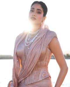 Cannes 2025: सिर पर लिया दुपट्टा, हाथ में काला धागा बांध जाह्नवी कपूर ने किया कांस में डेब्यू, फोटोज वायरल