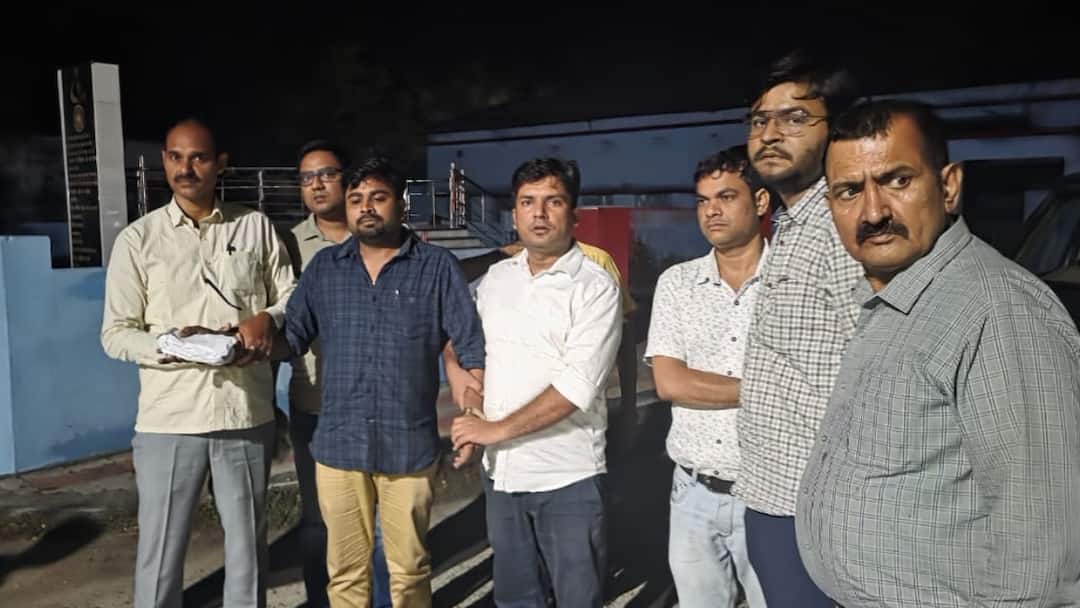 Araria News: शिकंजे में रानीगंज BDO और कार्यपालक सहायक, घूस की शिकायत पर निगरानी टीम ने पकड़ा Araria bdo and executive assistant arrested by surveillance Team Raid in bribe case in bihar ANN Araria News: शिकंजे में रानीगंज BDO और कार्यपालक सहायक, घूस की शिकायत पर निगरानी टीम ने पकड़ा