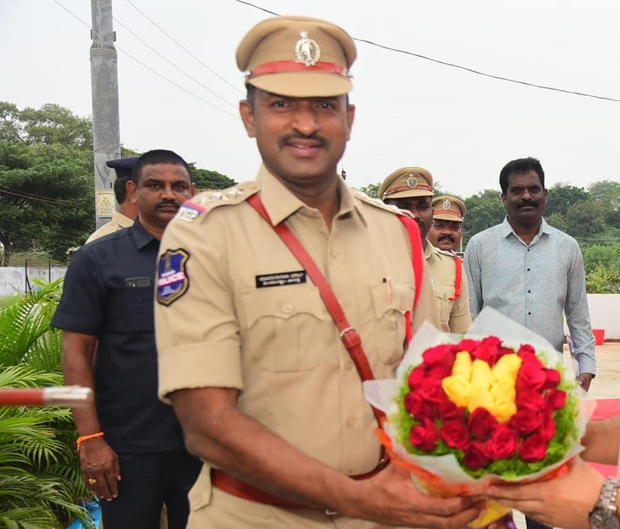 Viral News: చనిపోయిన వ్యక్తిపై భూ కబ్జా కేసు, మహిళపై లైంగిక వేధింపులు.. సీఐపై సస్పెన్షన్ వేటు