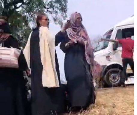 चाक निघाल्याने रस्त्यावरून बस खरपडत गेल आहे.