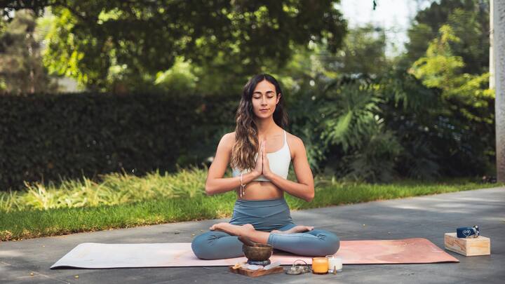 Allow Discomfort: Irregular feelings often occur during meditation, including restlessness and irritation. Instead of fighting with them, acknowledge their presence.  (Image Source: Canva)
