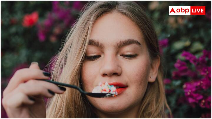 क्या आप जानते हैं कि कितना मीठा खाना चाहिए, जिससे हमारी हेल्थ पर इसका कोई नेगेटिव इफेक्ट नजर न आए.हेल्थ एक्सपर्ट्स शुगर को सेहत के लिए बेहद नुकसानदायक बताते हैं. ऐसे में जरूरी है कि मीठा खाने के साथ हमें इसकी भी जानकारी हो हमारे शरीर के लिए कितनी शुगर कंज्यूम करना सही है.