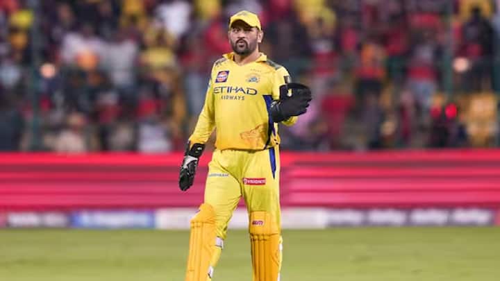 MS Dhoni As Captain: એમએસ ધોની દુનિયાના શ્રેષ્ઠ કેપ્ટનોમાંના એક છે. પરંતુ આ વર્ષે ચેન્નઈ સુપર કિંગ્સે તેમની કેપ્ટનશીપ હેઠળ ખરાબ પ્રદર્શન કર્યું હતું. તેઓ ડિફેન્ડ કરતી વખતે એક પણ મેચ જીતી શક્યા નહીં. ચેન્નઈ સુપર કિંગ્સને 5 IPL ટ્રોફી અપાવનાર એમએસ ધોની આ વર્ષે ટીમ માટે પોતાનો કેપ્ટનશીપનો જાદુ ચલાવી શક્યો નહીં. આ સીઝનમાં તેની કેપ્ટનશીપ હેઠળ ચેન્નઈ એક પણ મેચ ડિફેન્ડ કરીને જીતી શક્યું નથી.