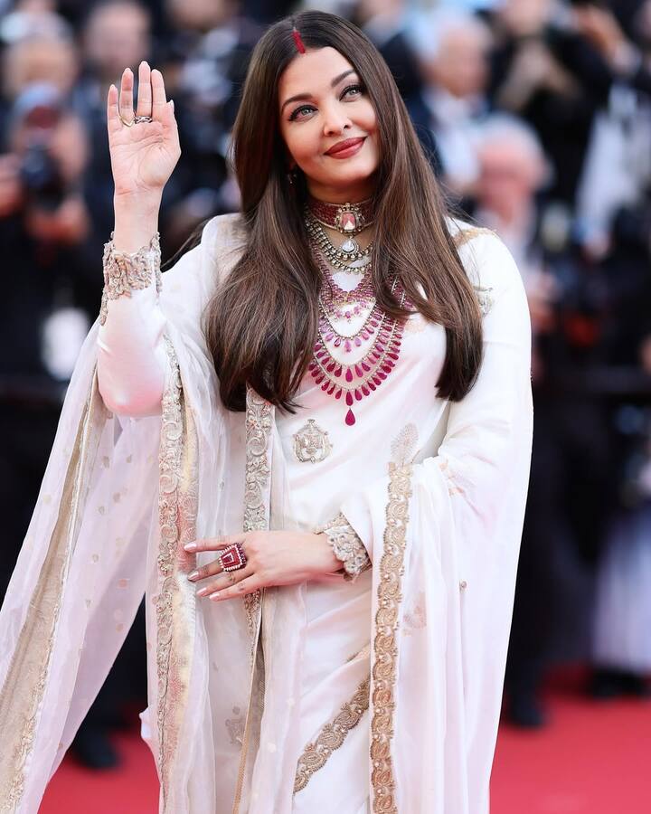 aishwarya rai bachchan traditional look in white banarasi saree at cannes 2025 flaunts sindoor see pics | ऐश्वर्या राय का व्हाइट बनारसी साड़ी में दिखा कान्स में शाही लुक, मांग में सिंदूर
