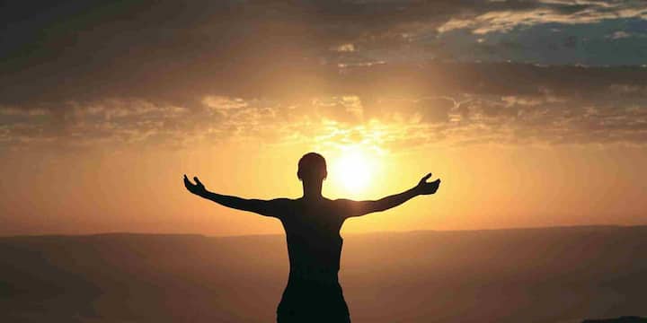 AI के मुताबिक, मानव अस्तित्व को तीन बड़े खतरे हैं, ग्लोबल वार्मिंग, जलवायु परिवर्तन और प्राकृतिक संसाधनों का अंधाधुंध दोहन मानव सभ्यता को नष्ट कर सकता है. अगर देशों के बीच तनाव बढ़ा और हथियारों की होड़ जारी रही, तो विनाशकारी युद्धों की संभावना से इंकार नहीं किया जा सकता. अगर AI को सही दिशा में नियंत्रित नहीं किया गया, तो यह तकनीक ही मानवता के लिए खतरा बन सकती है.